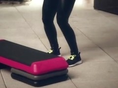 Step aerobic in wetlook leggings