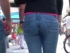 Hot ass in tight jeans gets all of the voyeur's attention