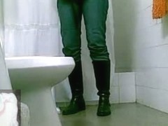 Hot Asian girl filmed pissing in the toilet