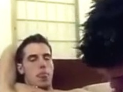 un latino baize un blanc