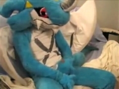 Xveemon Pawing