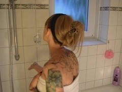 Tattoo-Schlampe besorgt es sich mit Duschkopf!