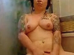 Amateur tattooed cutie shaving box and getting horny in the bath