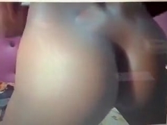 Webcam ebony bitch entertains herself by toying her asshole