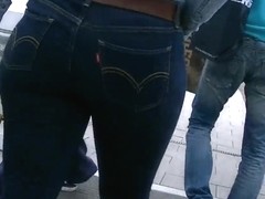 Candid big ass in tight Levi jeans