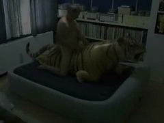 Deflating airbed while riding an inflatable tiger