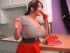 Busty Allanah Starr masturbare in kitchen