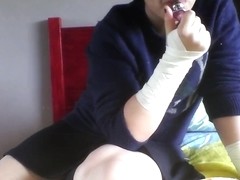 Chico disfruta de sus juguetes sexuales