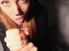 Snowbunny gives amazing winter blowjob in the snow