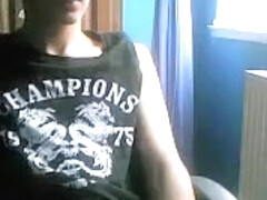 Jeune Champion Se Branle Derriere Son Bureau