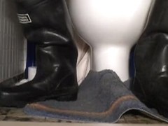 nlboots - waders on water closet