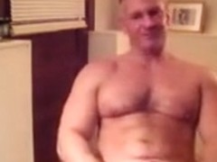 Cruising Bigmuscle for eye candy.