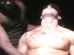 Deux blacks et un blanc au yeux bander