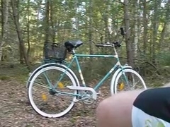 Mit dem Fahrrad im Wald