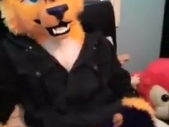 Kyle Foxx Pawing off