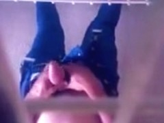 chico caliente espiando paja