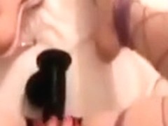 Crossdresser mit High Heels und Dildo