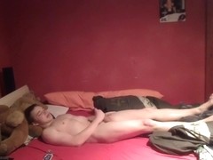 Markus Pelz beim Abspritzen im Bett