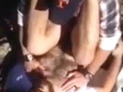 Dos machos follando al aire libre