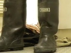nlboots - socks bare feet trying to get into riverside wader