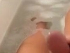 Lisas orgasm in tub