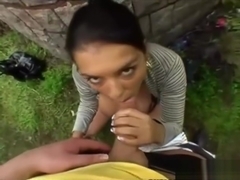 Superbe fille baisee au bord d'une route