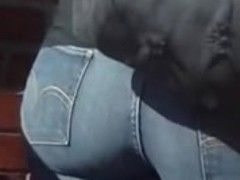 BIG DONK BOOTY IN JEANS.DAYUM!!!