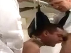 Dos policias abusando de un pobre hombre