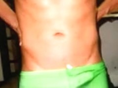 chico en lycra caliente dando