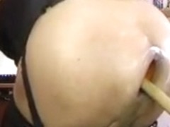 Vaso empujado por un palo de escoba