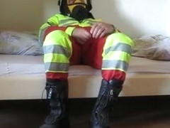 Geil in Feuerwehrmontur