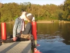 Chanson d'automne - Gay calin au bord du lac