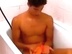 Cute twink gets horny taking his bath