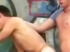 deux jeunes meks a l exterrieure