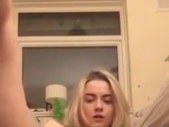 Jungsau steckt sich Schminkpinsel in die Muschi!