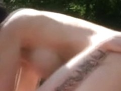 Jolie brune se tape un jeune