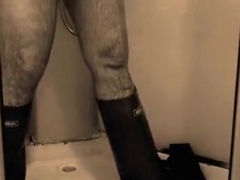 douche et pisse en latex et bottes caoutchouc